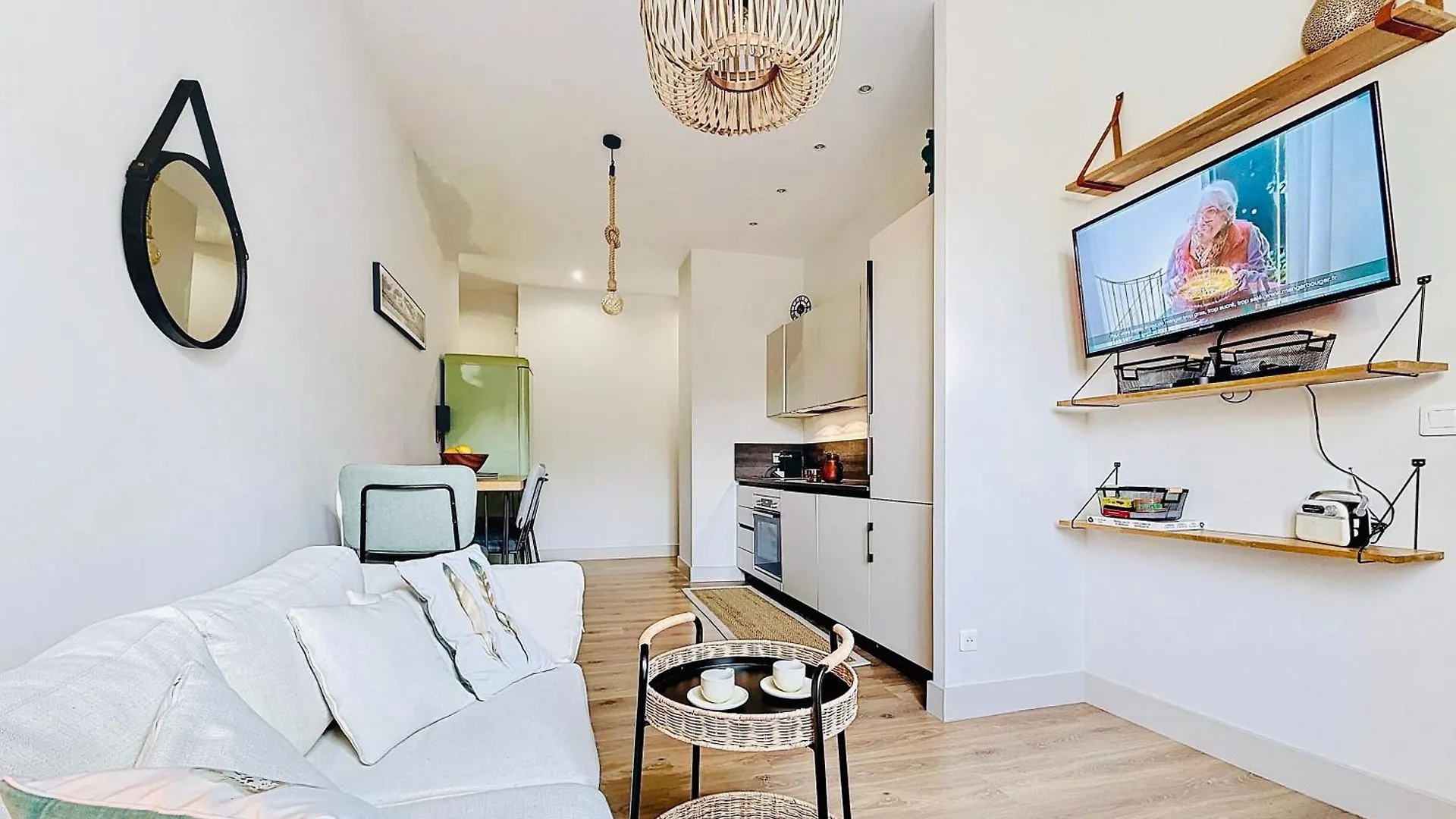 Charming 2-Bedroom Retreat Near City Center With Excellent Transport Links Nice Apartment